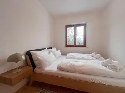 Ein Bett oder Betten in einem Zimmer der Unterkunft ღLiboria I Ferienhaus Riegsee-Hagen Helles Domizil für Gruppen