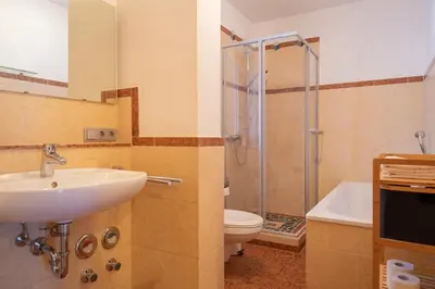 Ein Badezimmer in der Unterkunft ღLiboria I Ferienhaus Riegsee-Hagen Helles Domizil für Gruppen