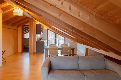 Ein Sitzbereich in der Unterkunft ღLiboria I Ferienhaus Riegsee-Hagen Helles Domizil für Gruppen
