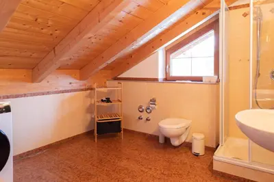 Ein Badezimmer in der Unterkunft ღLiboria I Helle Dachgeschosswohnung in Riegsee-Hagen