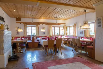 Ein Restaurant oder anderes Speiselokal in der Unterkunft Gasthaus Café König