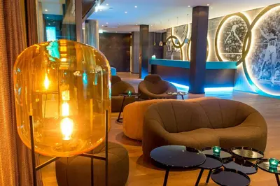 Ein Sitzbereich in der Unterkunft Motel One München-Olympia Gate