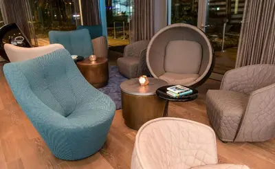 Ein Sitzbereich in der Unterkunft Motel One München-Olympia Gate