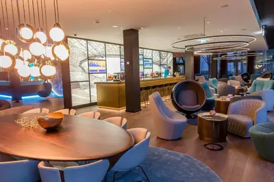 Ein Sitzbereich in der Unterkunft Motel One München-Olympia Gate