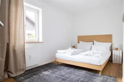 Ein Bett oder Betten in einem Zimmer der Unterkunft Holiday rental I Eschenlohe, Modern Bright Apartment with Mountain View