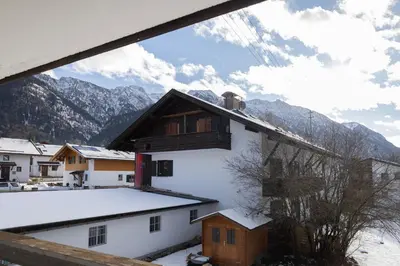 Ein allgemeiner Bergblick oder ein Berglick von der Ferienwohnung aus