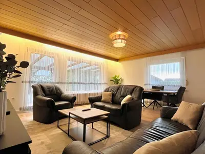 Ein Sitzbereich in der Unterkunft Terrassenwohnung in ruhiger Lage -3 Zimmer A96 nähe