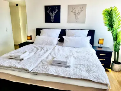 Ein Bett oder Betten in einem Zimmer der Unterkunft EDEN - Penthouse-Loft über den Dächern Kaufbeurens