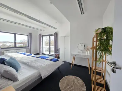 Ein Bett oder Betten in einem Zimmer der Unterkunft Große Wohnung mit Balkon nahe München
