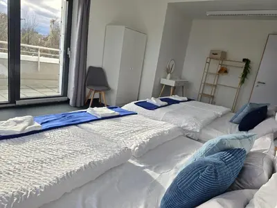 Ein Bett oder Betten in einem Zimmer der Unterkunft Große Wohnung mit Balkon nahe München