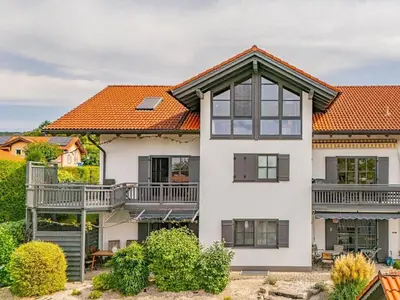 Das Gebäude in dem sich das Ferienhaus befindet