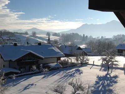Ein allgemeiner Bergblick oder ein Berglick von des Ferienhauses aus
