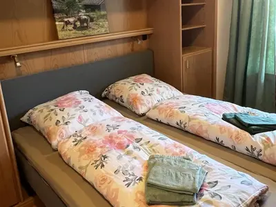 Ein Bett oder Betten in einem Zimmer der Unterkunft Pine-paneled room by the lake
