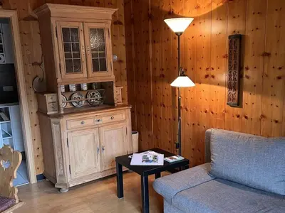Ein Sitzbereich in der Unterkunft Pine-paneled room by the lake