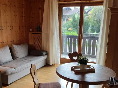 Ein Sitzbereich in der Unterkunft Pine-paneled room by the lake