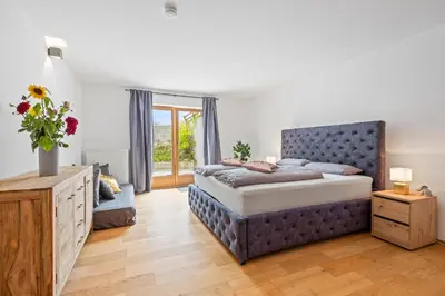 Ein Bett oder Betten in einem Zimmer der Unterkunft Moderne Ferienwohnung mit Bergblick und großer Terrasse nahe Simssee, Chiemsee und Autobahn A8 Salzburg - München