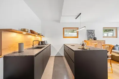 Küche/Küchenzeile in der Unterkunft Moderne Ferienwohnung mit Bergblick und großer Terrasse nahe Simssee, Chiemsee und Autobahn A8 Salzburg - München
