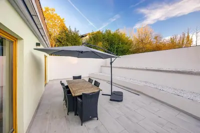 Ein Balkon oder eine Terrasse in der Unterkunft Moderne Ferienwohnung mit Bergblick und großer Terrasse nahe Simssee, Chiemsee und Autobahn A8 Salzburg - München