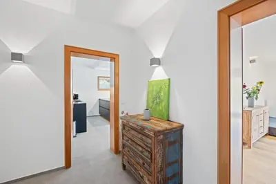 Ein Bett oder Betten in einem Zimmer der Unterkunft Moderne Ferienwohnung mit Bergblick und großer Terrasse nahe Simssee, Chiemsee und Autobahn A8 Salzburg - München