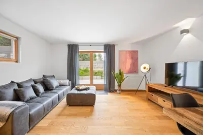 TV/Unterhaltungsangebot in der Unterkunft Moderne Ferienwohnung mit Bergblick und großer Terrasse nahe Simssee, Chiemsee und Autobahn A8 Salzburg - München