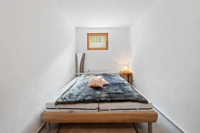 Ein Bett oder Betten in einem Zimmer der Unterkunft Moderne Ferienwohnung mit Bergblick und großer Terrasse nahe Simssee, Chiemsee und Autobahn A8 Salzburg - München