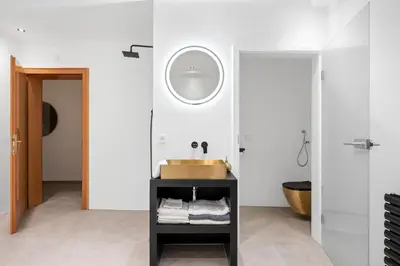 Ein Badezimmer in der Unterkunft Moderne Ferienwohnung mit Bergblick und großer Terrasse nahe Simssee, Chiemsee und Autobahn A8 Salzburg - München
