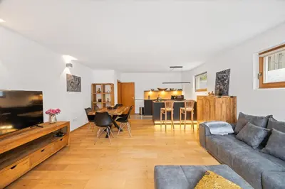 Ein Sitzbereich in der Unterkunft Moderne Ferienwohnung mit Bergblick und großer Terrasse nahe Simssee, Chiemsee und Autobahn A8 Salzburg - München