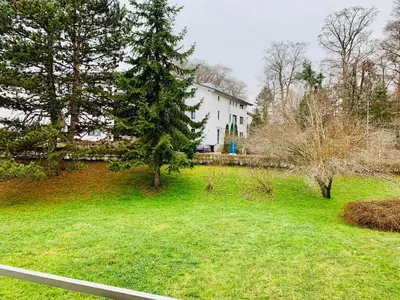 Ein Garten an der Unterkunft Modernes 1 Zimmer Appartement direkt am Wörthsee