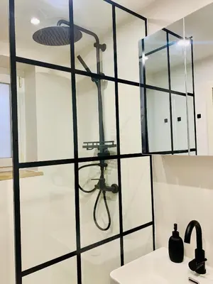 Ein Badezimmer in der Unterkunft Modernes 1 Zimmer Appartement direkt am Wörthsee