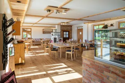 Ein Restaurant oder anderes Speiselokal in der Unterkunft Kaffeekandl Café & Pension