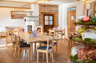 Ein Restaurant oder anderes Speiselokal in der Unterkunft Kaffeekandl Café & Pension