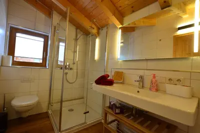 Ein Badezimmer in der Unterkunft Waldhirsch - Feriendorf Via Claudia Haus 90