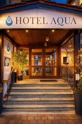 Eine Fassade oder ein Eingang zu Hotel Aqua
