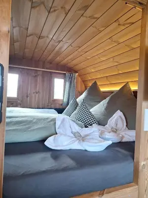 Ein Bett oder Betten in einem Zimmer der Unterkunft Holzfass Entspannung pur mit schönstem Bergblick 2