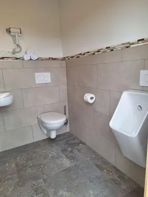 Ein Badezimmer in der Unterkunft Holzfass Entspannung pur mit schönstem Bergblick 3