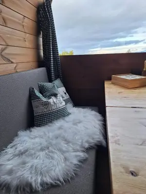Ein Sitzbereich in der Unterkunft Holzfass Entspannung pur mit schönstem Bergblick 3