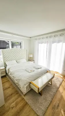 Ein Bett oder Betten in einem Zimmer der Unterkunft Beautiful new L apartment -15 min to Octoberfest