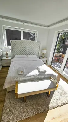 Ein Bett oder Betten in einem Zimmer der Unterkunft Beautiful new L apartment -15 min to Octoberfest