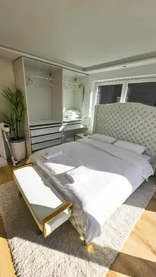 Ein Bett oder Betten in einem Zimmer der Unterkunft Beautiful new R apartment -15 min to Octoberfest