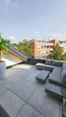 Ein Balkon oder eine Terrasse in der Unterkunft Beautiful new rooftop Loft -15 min to Octoberfest