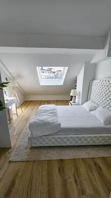 Ein Bett oder Betten in einem Zimmer der Unterkunft Beautiful new rooftop Loft -15 min to Octoberfest