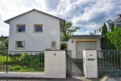 Das Gebäude in dem sich das Ferienhaus befindet