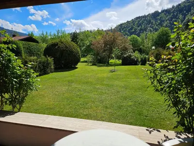 Ein allgemeiner Bergblick oder ein Berglick von des Ferienhauses aus