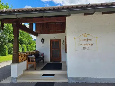 Das Gebäude in dem sich das Ferienhaus befindet