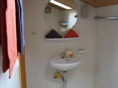 Ein Badezimmer in der Unterkunft Apartment Dachgeschosswohnung mit toller Aussicht vom Balkon by Interhome