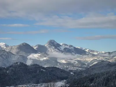 Ein allgemeiner Bergblick oder ein Berglick von der Ferienwohnung aus