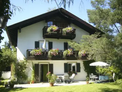 Ein Garten an der Unterkunft Apartment Gemütliche Ferienwohnung in Unterammergau by Interhome