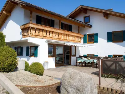 Das Gebäude in dem sich das Ferienhaus befindet