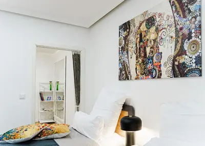 Ein Bett oder Betten in einem Zimmer der Unterkunft Augusta Prima für bis zu 7 Gäste- Stilvolles Apartment im Zentrum nahe Rathaus - Hochwertige Betten und Bettwäsche - Voll ausgestattete Küche - 4K Smart TV - Aufzug - Kostenlose Nacht Tiefgarage 20-30 bis 9-30 Uhr mit 28 Stellplätzen je nach Verfügbarkeit