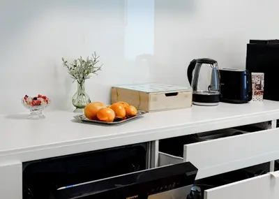 Küche/Küchenzeile in der Unterkunft Augusta Prima für bis zu 7 Gäste- Stilvolles Apartment im Zentrum nahe Rathaus - Hochwertige Betten und Bettwäsche - Voll ausgestattete Küche - 4K Smart TV - Aufzug - Kostenlose Nacht Tiefgarage 20-30 bis 9-30 Uhr mit 28 Stellplätzen je nach Verfügbarkeit